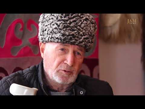 Молодые люди едут