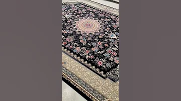 فرش ماشینی چیدمان دکوراسیون منزل طرح حنا ۷۰۰شانه تراکم۲۵۵۰ رنگ زمینه سرمه ای 