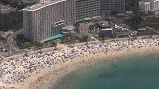 カラフルなパラソル咲き乱れ  梅雨明けの白良浜海水浴場