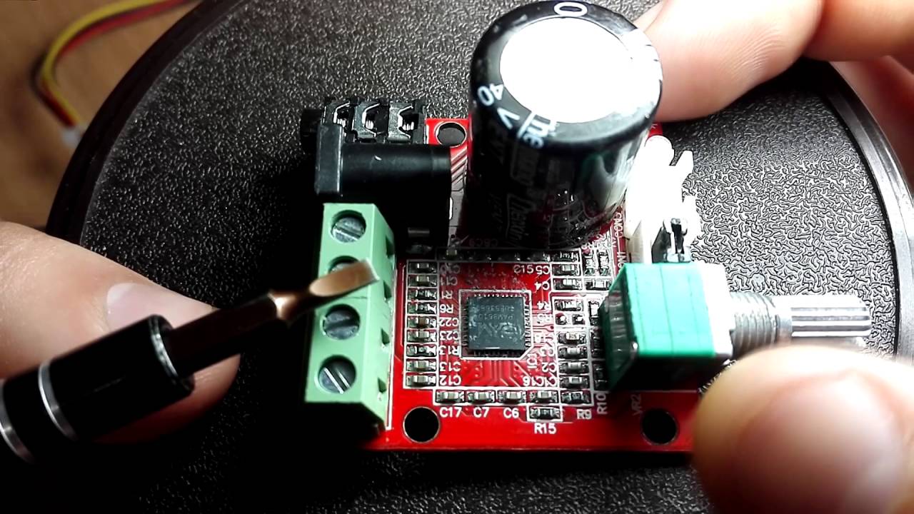 Усилитель D-класса 2x15Вт при 4 Ом, 12В (от 7В до 15В).