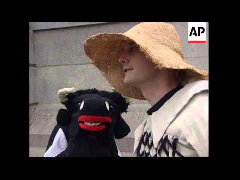 uk:-london:-world's-first-pantomime-cow-convention