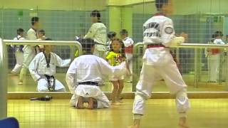 20120906 跆拳正規班第一課分組教學 調整下壓腿姿勢