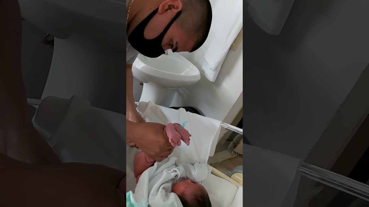 Papi cambiándole por primera vez su pañal a Aldo Emiliano