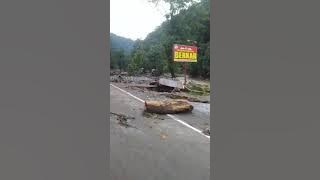 Pasca banjir bandang di lembah Anai jalan Padang Bukittinggi putus total