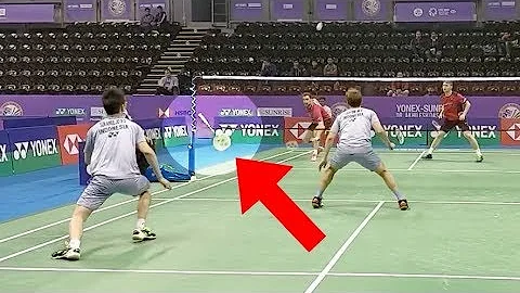 Em quais formatos ocorrem as disputas no badminton?