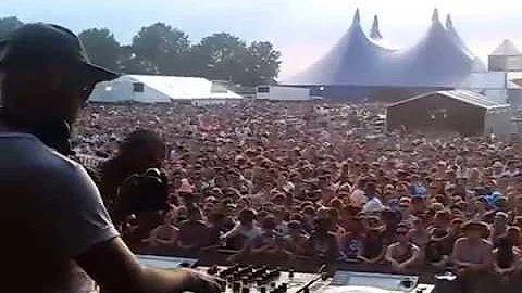 Santero on the scratch at Global Gathering