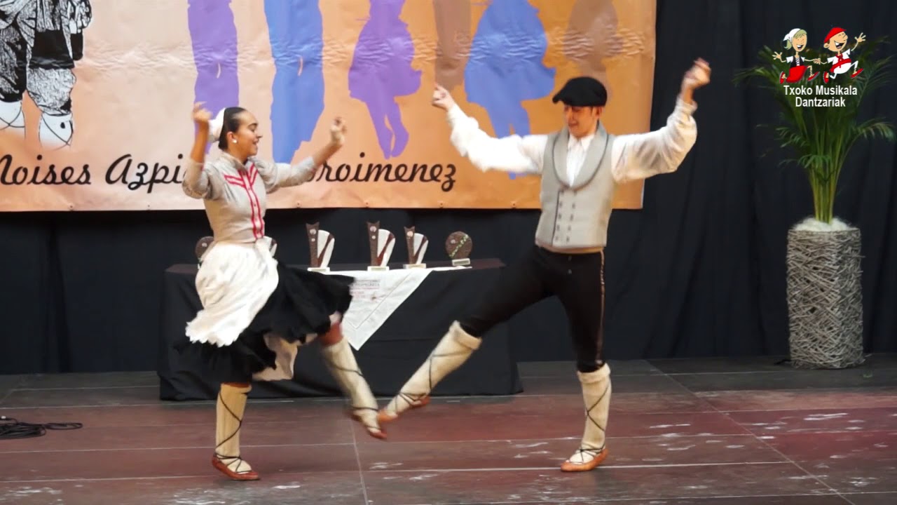 201709100104 Ekain Uzkudun eta Laura Bastida, Bikote Nagusien 32  Dantza Txapelketan Bergaran