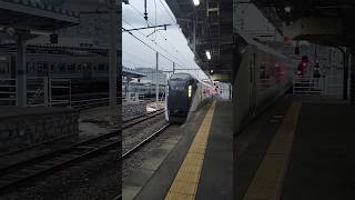 JR東日本長野支社の篠ノ井線の松本駅に特急あずさ50号千葉行きが入線する