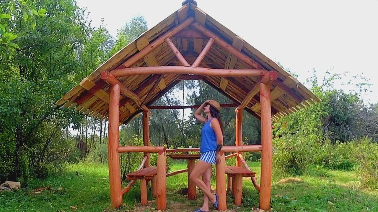 So baust du dir eine geniale Gartenlaube für wenig Geld – ganz einfach selbst gemacht