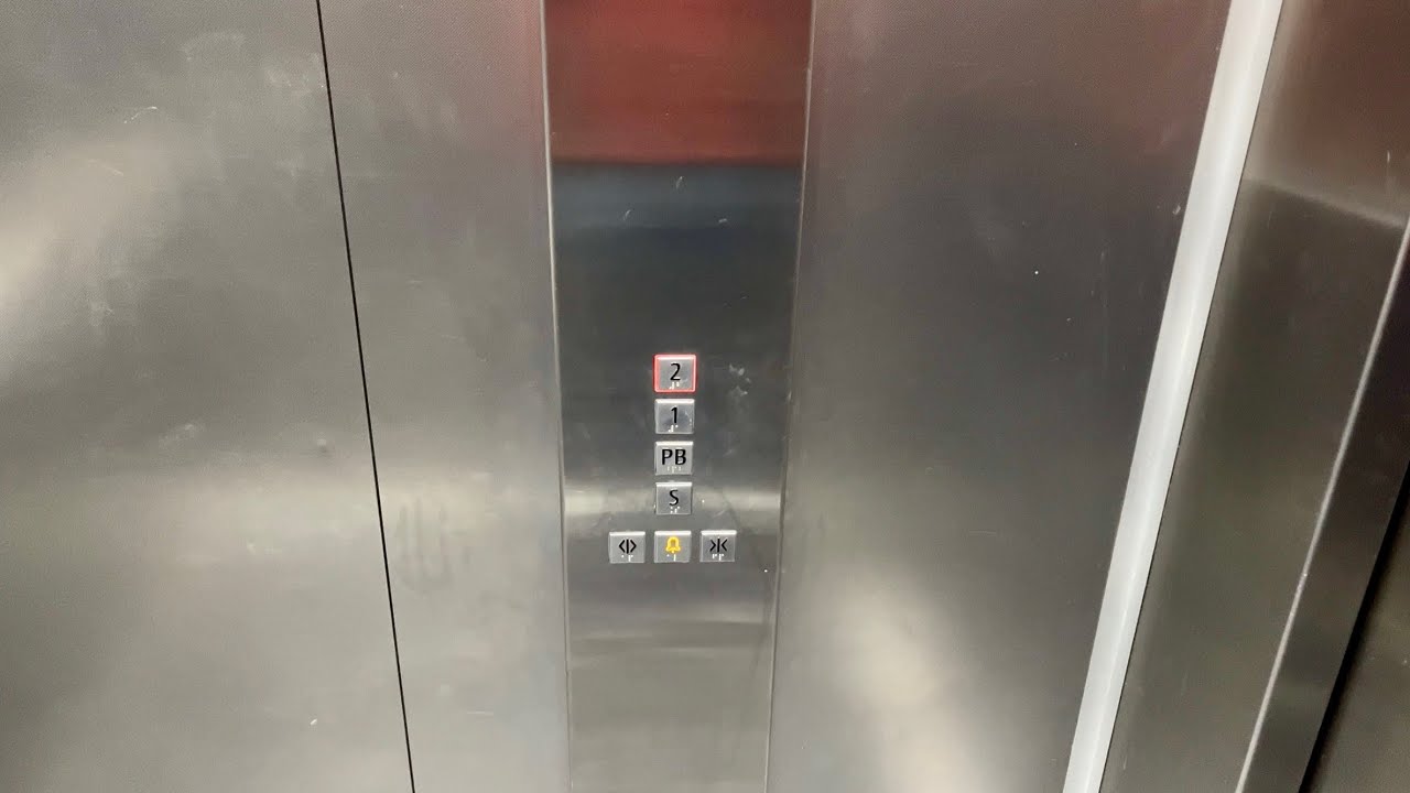 Лифт Schindler 3300 с тяговым приводом на площади Пласа Фиеста Сан-Агустин в Монтеррее, Мексика.