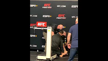 Боец UFC упала из-за обезвоживания на взвешиваниях