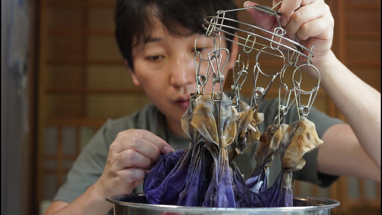 Процесс создания шарфов с помощью «Bomb Tie-Dye». Навыки передаются уже 500 лет!!!