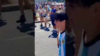 Hincha argentina que mostró los senos reaparece en nuevo video viral