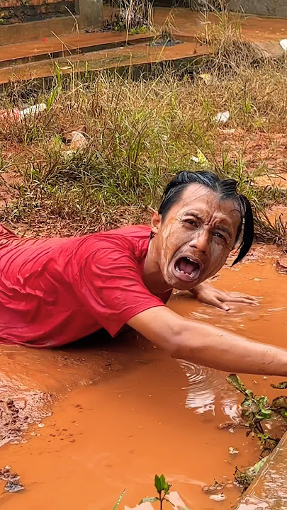 Bego Main Sama Hujan