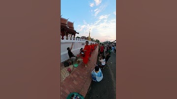 lễ khất thực phật giáo nam tông - phố Sakkaline - Luang Prabang - Lào