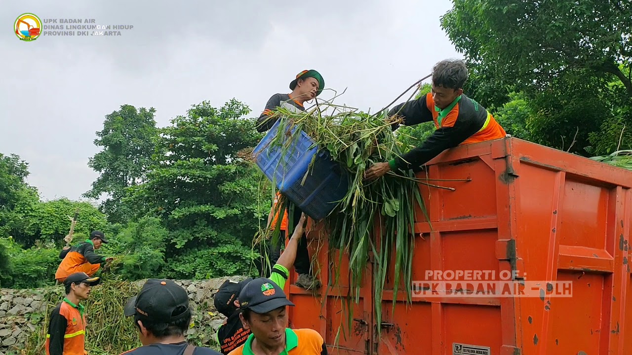 UPK BADAN AIR - KERJA BAKTI PENANGANAN SAMPAH DAN PEMBABATAN RUMPUT LIAR
