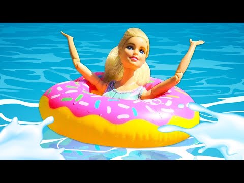 Barbie kız videoları. Barbie denizde yüzüyor ve ayaklarına plajda bakım yaptırıyor