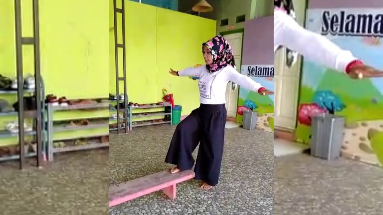 Derasnya arus impor mainan anak tidak menyurutkan niat para pengrajin mainan seperti ayunan, jungkat. 