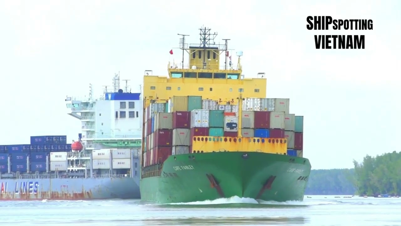 Kapal Kontainer Bikin Tsunami Mini Hantam Pemecah Ombak Sungai Ho Chin Min