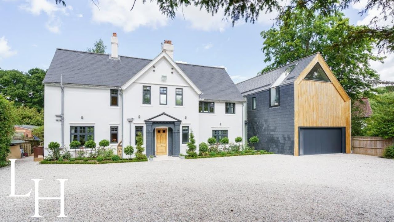 ⁣Inside a £3,500,000 Modern Home in Oxford with Indoor Pool & Secret Room