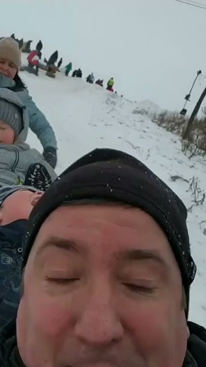 На ватрушке с горки паровозиком - YouTube