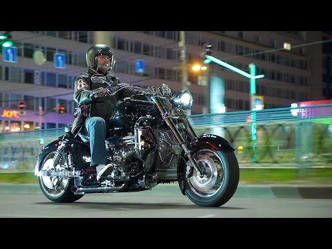 Видео: 5.7L 400HP V8 Мотоцикл BOSS HOSS. Кто и зачем это придумал?