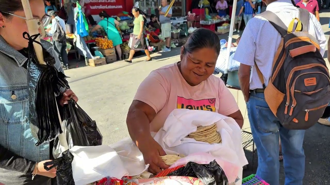 REGALANDO tortillas en El Salvador - 😲😢 Quieren CERRAR el mercado!