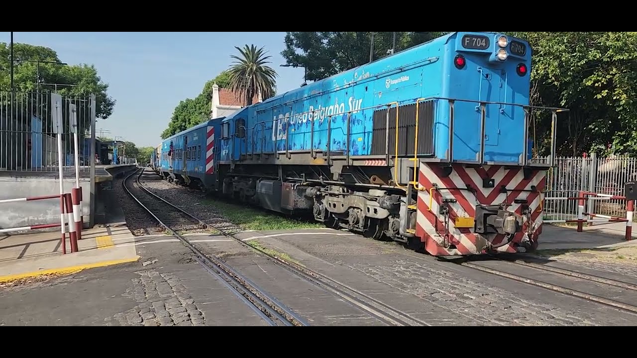 7953 - TREN BELGRANO SUR SALIENDO DE ESTACIÓN LUGANO