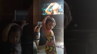 Soso E Lili Dançando Mc Arco Iris