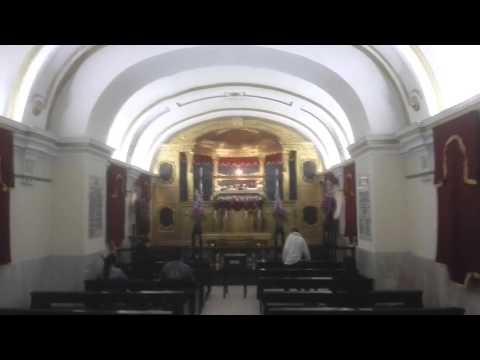 Se escuchan cantos en la capilla del Señor Sepultado de Santo Domingo