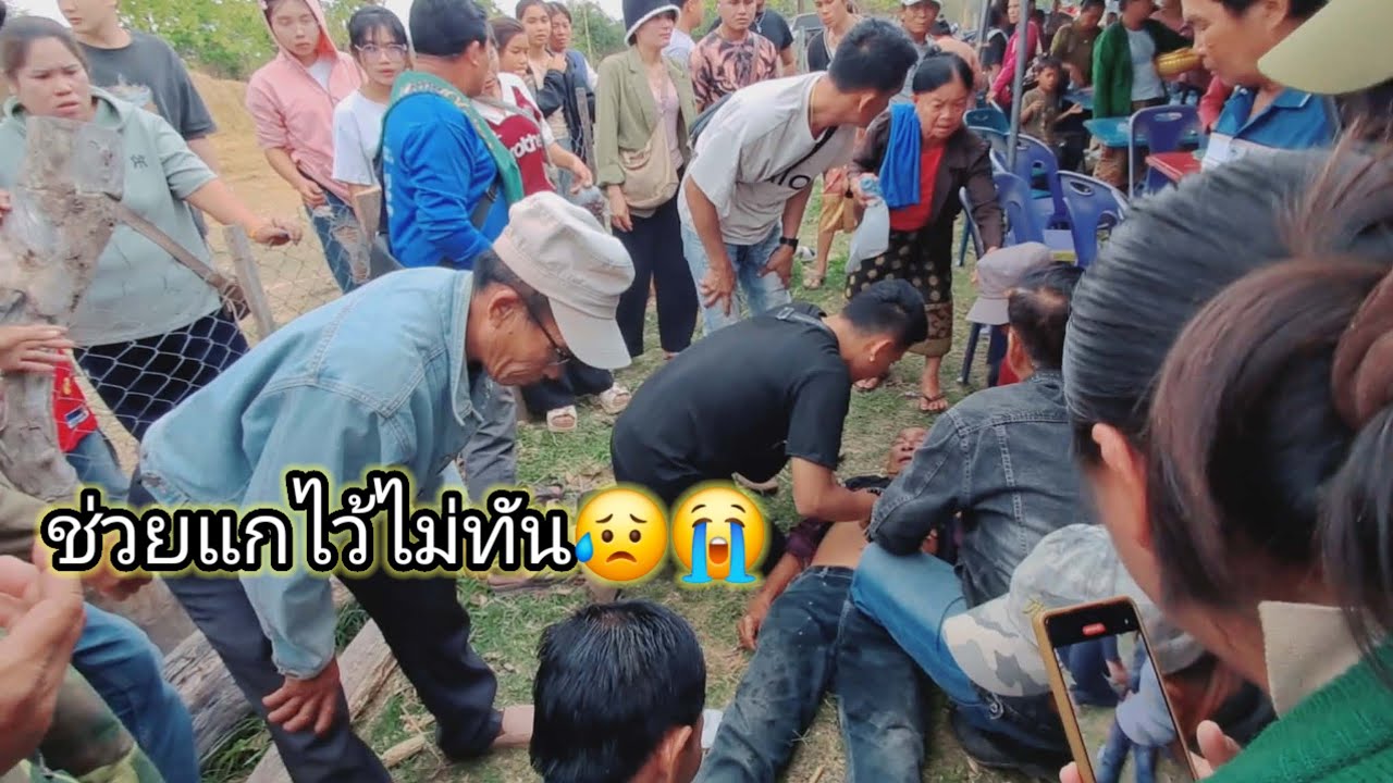 นั่งกินข้าวอยู่ดีๆก็หมดสติล้มลง แตกตื่นกันทั้งงาน