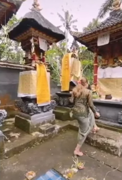 gadis bali sembahyang