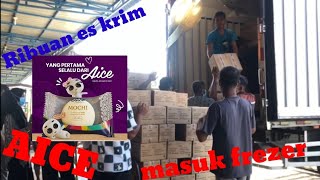 Proses Bongkar Muatan Es Krim AICE Di Gudang Langsa, Aceh.Secara Manual