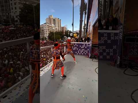 Tirullipa e Pigmeu dançando no Carnaval