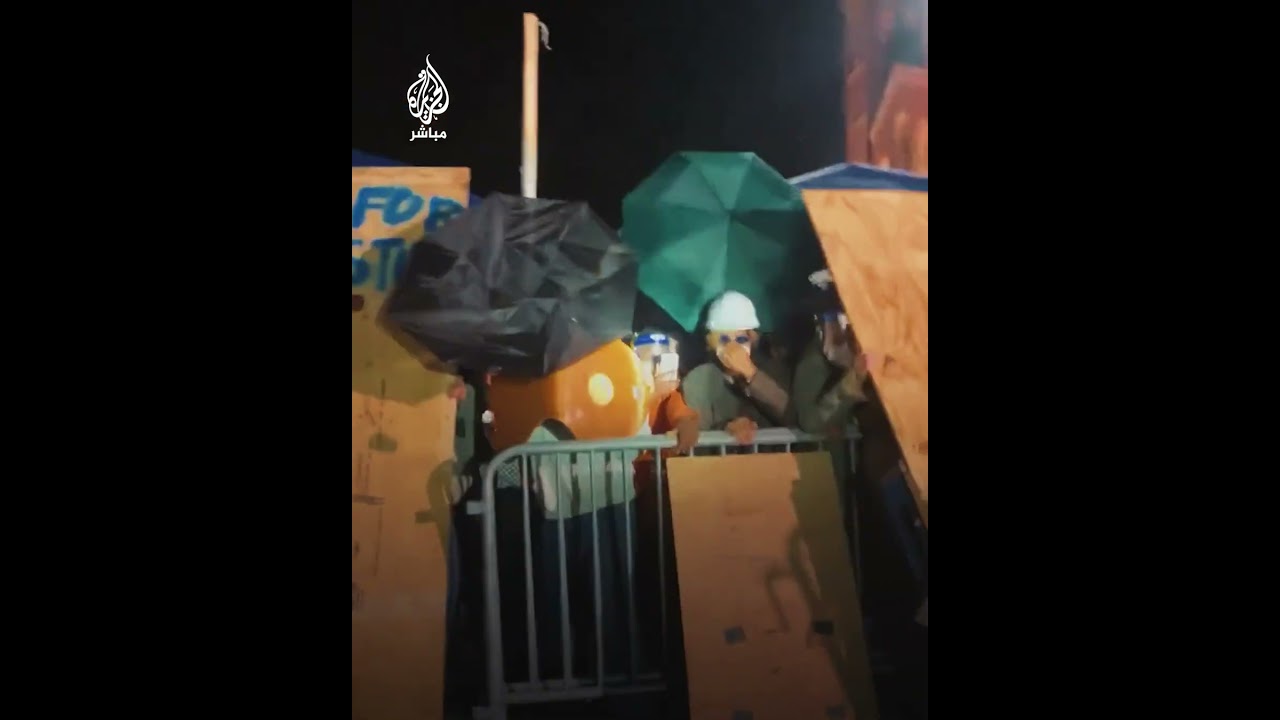 مؤيدون لإسرائيل يحاولون اقتحام مخيم جامعة ⁧‫#كاليفورنيا‬⁩ التضامني مع ⁧‫غزة‬⁩