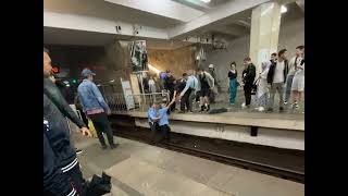Человек упал на рельсы на станции метро \