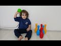Alparslan bowling oynamayı öğreniyor. Yeşil topuyla hepsini devirebilecek mi⁉️