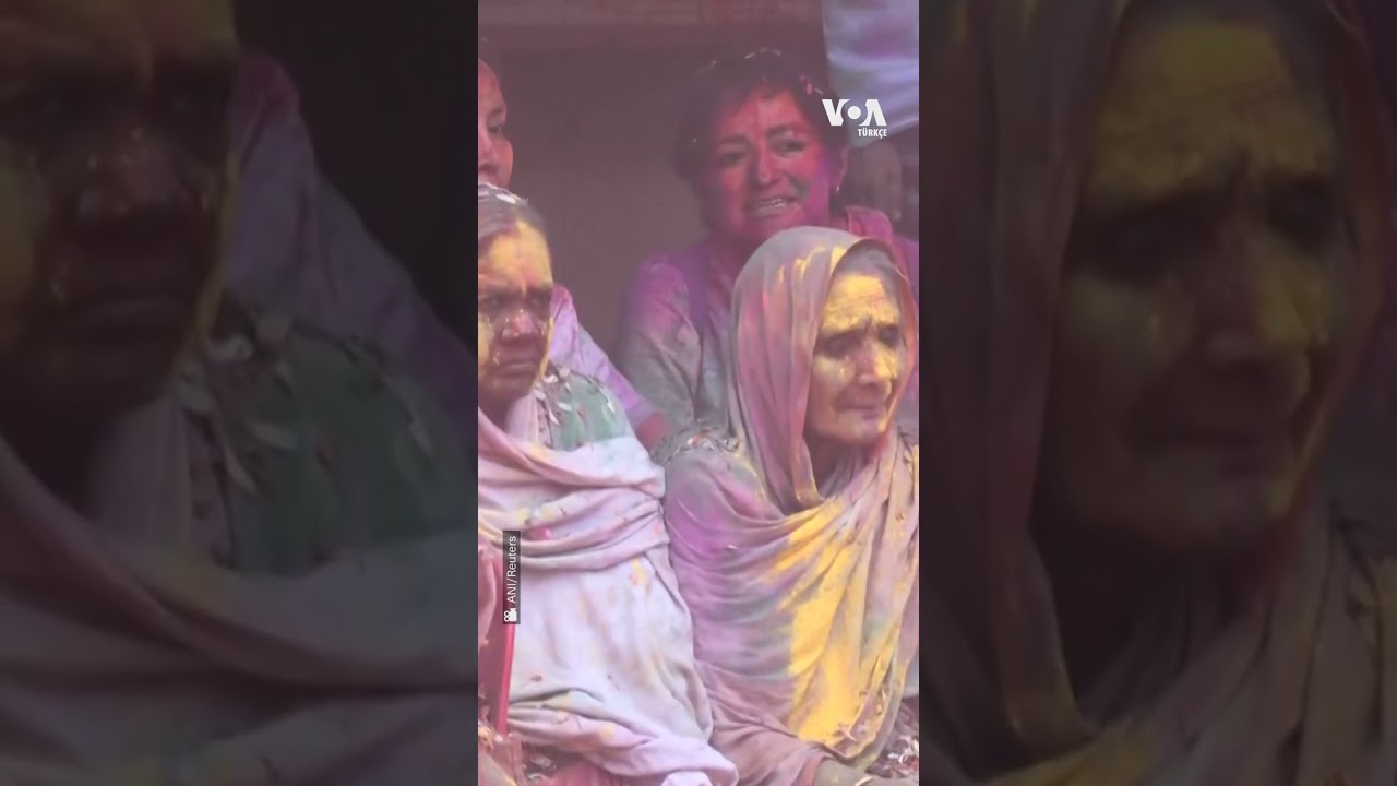 Hindistan&rsquo;da dul kadınlar rengarenk toz ve &ccedil;i&ccedil;eklerle baharın gelişini kutladı