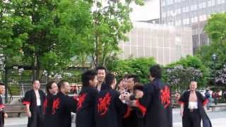 1020607北海道~在Sapporo公園看到一組晚上即將演出祭典的隊伍正在加強演練.