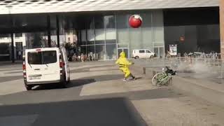 Broma Pesada. Tirando A La Fuente Con Pokebola Gigante