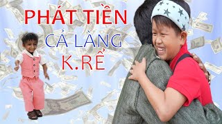 Độc Lạ Bình Dương vượt núi, ôm hôn cha mẹ Krể, tặng tiền cho cả làng