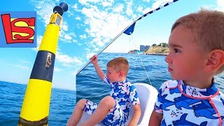 НА КАТАМАРАНЕ В МОРЕ На чем держится буй ВИДЕО ПОД ВОДОЙ Дети катаются на лодке МАЯК в АНАПЕ ВЛОГ НА КАТАМАРАНЕ В МОРЕ На чем держится буй ВИДЕО ПОД ВОДОЙ Дети катаются на лодке МАЯК в АНАПЕ ВЛОГ