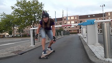 Naomi onder slagboom door skaten