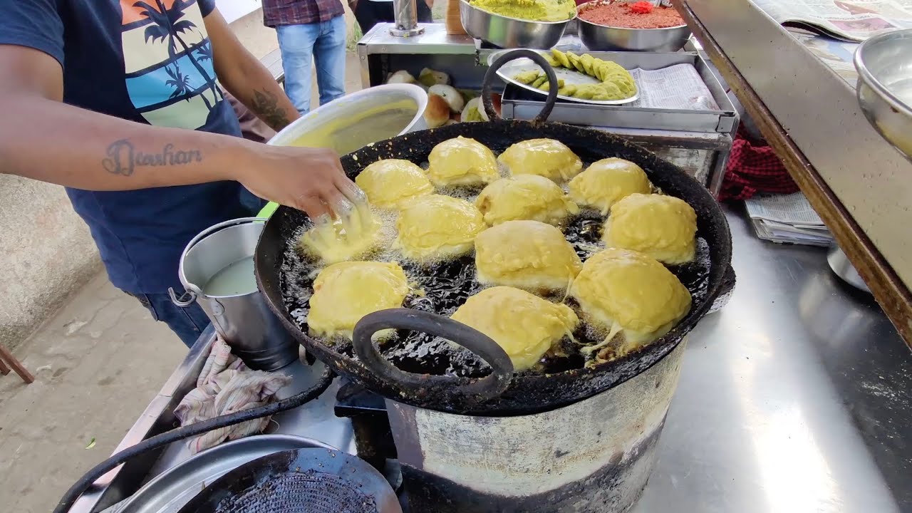 Famous ULTA Vada Pav of Nashik | Pav Inside Vada | Indian Street Food | Aamchi Mumbai
