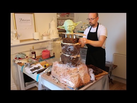 Peboryon's levitating  cake - Sculpting Yoda in cake