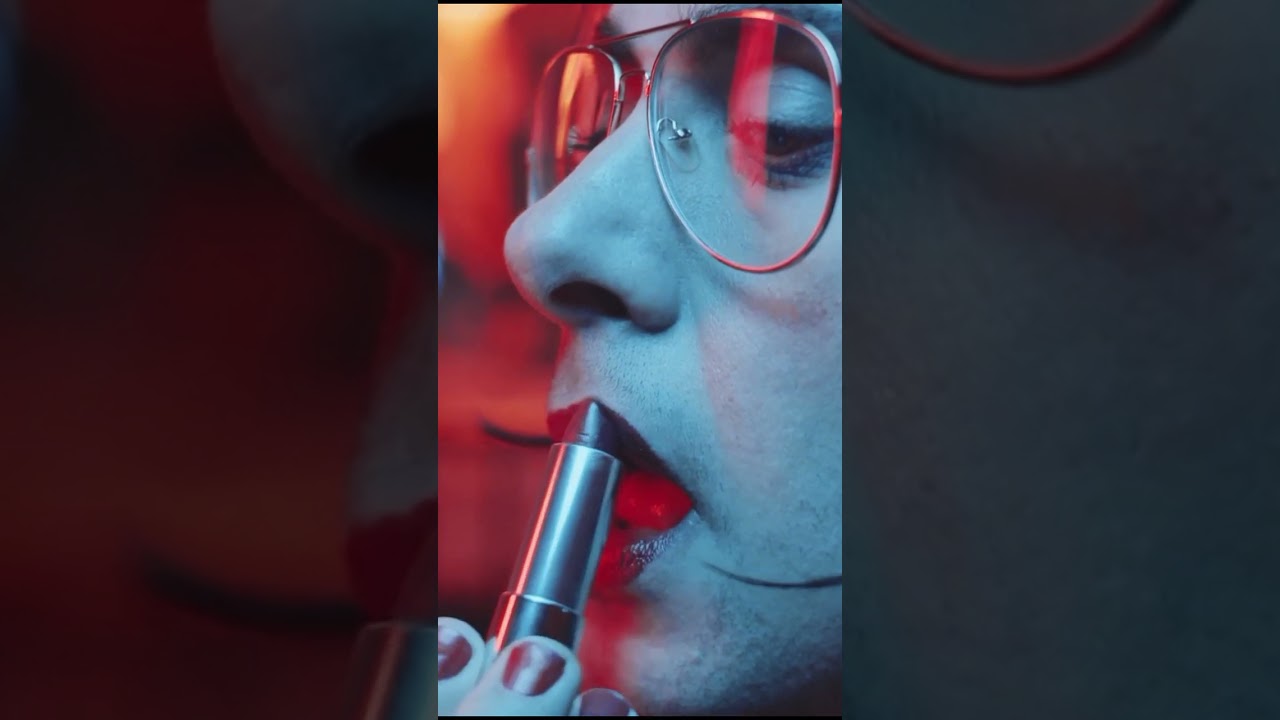 Dancing in the Dark : An Energetic and Lively Night Music Performance