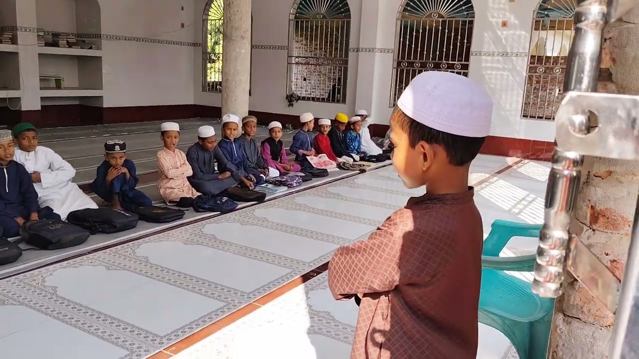 ছোট্ট শিশুরা হাদিসের বানী মুকস্ত করছেমাদরাসাতুর রাহমান আল ইসলামিয়া।