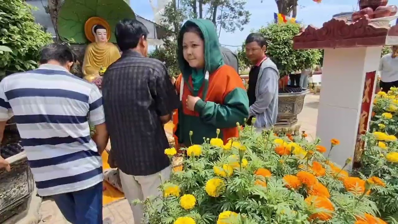 mấy chị em đi viếng chùa núi nổi ở an giang