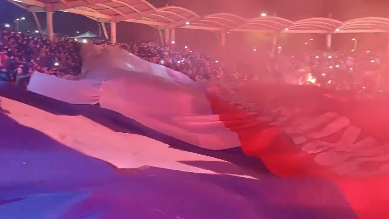 Bandera chilena gigante es ondeada en fiesta del "Apruebo" en Talca
