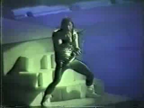 Iron Maiden-12.Hallowed Be Thy Name (Miami 1988)